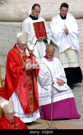 (Dpa) - deutsche Kardinal Joseph Ratzinger führt die Trauerfeier für Papst Johannes Paul II. auf dem Petersplatz im Vatikan, Vatikanstadt, 8. April 2005. Der Papst starb im Alter von 84 Jahren am vergangenen Samstag. Stockfoto