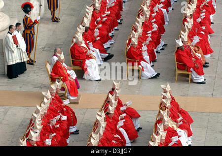 (Dpa) - deutsche Kardinal Joseph Ratzinger (L, Foto Mitte) führt die Trauerfeier für Papst Johannes Paul II. auf dem Petersplatz im Vatikan, Vatikanstadt, 8. April 2005. Der Papst starb im Alter von 84 Jahren am vergangenen Samstag. Stockfoto