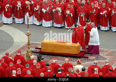 (Dpa) - deutsche Kardinal Joseph Ratzinger (3. v. R) segnet den Sarg mit der Leiche von Papst Johannes Paul II während der Trauerfeier auf dem Petersplatz im Vatikan, Vatikanstadt, 8. April 2005. Der Papst starb im Alter von 84 Jahren am 8. April 2005. Stockfoto