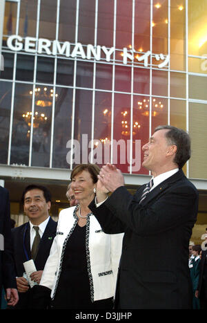 (Dpa) - Spaziergänge Bundespräsident Horst Köhler zusammen mit seiner Frau Eva entlang zum EXPO Messegelände in Nagoya, Japan, 5. April 2005. Köhler ist ein Vier-Tages-Besuch in Japan. Stockfoto