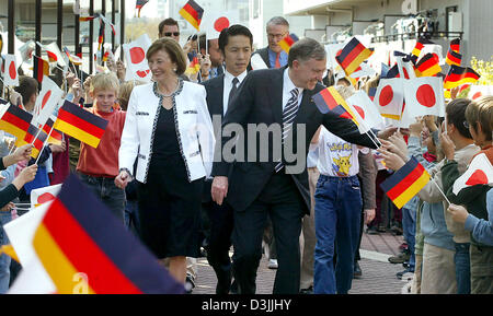 (Dpa) - Bundespräsident Horst Köhler und seine Frau Eva werden begrüßt mit deutschen und japanischen Fahnen von Schülern der deutschen Schule in Yokohama, Japan, 5. April 2005. Köhler ist ein Vier-Tages-Besuch in Japan. Stockfoto