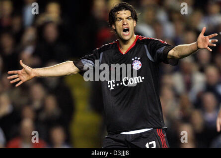 (Dpa) - Proteste FC Bayern Michael Ballack während ihre UEFA Champions League, Viertelfinal-das erste Bein-Fußballspiel gegen den FC Chelsea an der Stamford Bridge, London, 6. April 2005. Stockfoto