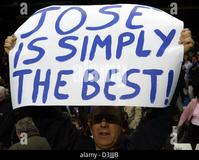 (Dpa) - FC Chelsea-Fans halten Banner zur Unterstützung der suspendierten Manager Jose Mourinho vor dem Start des Quartier Champions League Finale, erste Bein Fußballspiel zwischen Chelsea und Bayern München an der Stamford Bridge in London, UK, 6. April 2005. Stockfoto