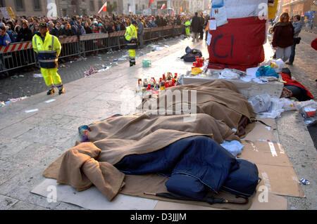 (Dpa) - (L-R) Schüler Jesus (Mexiko), Michael (Polen), Alexandra, Maja und Aniela, Leben in Dortmund, Deutschland, liegen im Schlafsack vor den zahlreichen Pilgern in der Nähe der Petersplatz in Rom, Italien, Donnerstag Morgen 7. April 2005. Menschen aus der ganzen Welt warten, bis zu zehn Stunden vor dem Petersdom zu ihrer würdigen verstorbenen Papst John Pau Stockfoto