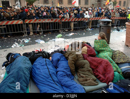 (Dpa) - (L-R) Schüler Jesus (Mexiko), Michael (Polen), Alexandra, Maja und Aniela, Leben in Dortmund, Deutschland, liegen im Schlafsack vor zahlreiche Pilger in der Nähe der Petersplatz in Rom, Italien, Donnerstag Morgen 7. April 2005. Menschen aus der ganzen Welt warten, bis zu zehn Stunden vor dem Petersdom zu ihrer würdigen verstorbenen Papst Johannes Paul II Stockfoto