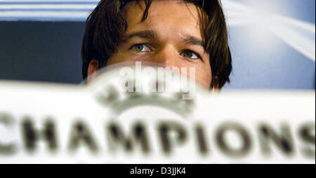 (Dpa) - FC Bayern Michael Ballack sitzt hinter einem UEFA Champions League-Zeichen auf einer offiziellen Pressekonferenz einen Tag vor dem UEFA Champions League Viertelfinale, ersten Bein Fußballspiel zwischen FC Chelsea und FC Bayern München an der Stamford Bridge, London, UK, 6. April 2005. Stockfoto