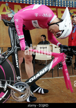 (Dpa) - wenige Minuten deutscher Radrennfahrer Jan Ullrich Team T-Mobile Überprüfung seiner Rennmaschine vor dem Zeitfahren (8,8 km) an der Sarthe-Tour in Angers, Frankreich, 6. April 2005. Ullrich debütiert auf der Tour in der diesjährigen Radsaison. Stockfoto