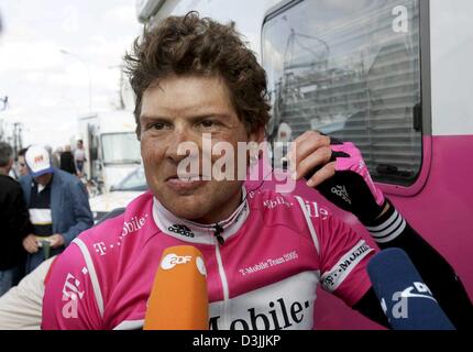 (Dpa) - deutsche Radfahrer Jan Ullrich von T-Mobile Team ein Interview verleiht deutschen Fernsehen nach Abschluss der ersten Phase der viertägigen Sarthe-Rundfahrt an Saint-Hilaire-de-Riez, Frankreich, 5. April 2005. Die Sarthe-Tour ist das erste Wettrennen für den Tour de France-Sieger von 1997 in diesem Jahr. Stockfoto