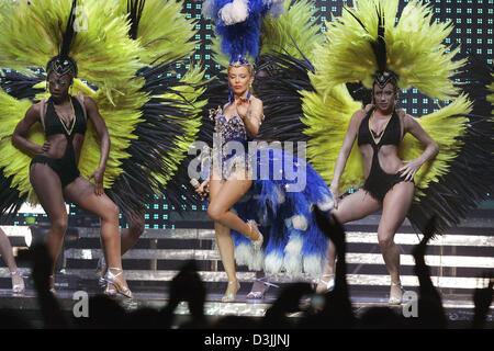 (Dpa) - führt australische Popsängerin Kylie Minogue (C) auf der Bühne in Köln, Deutschland, 5. April 2005. Minogues Leistung war das dritte und letzte Konzert ihrer Welttournee in Deutschland. Stockfoto