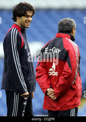 (Dpa) - lacht Münchner Spieler Michael Ballack (L) als er spricht, Felix Magath, Trainer des Fußball-Bundesligisten FC Bayern München während einer Übung im Stamford Bridge Stadium in London, UK, 5. April 2005. Das Team bereit für die Champions League Viertel Finale Match gegen FC Chelsea auf Mittwoch, 6. April 2005. Stockfoto