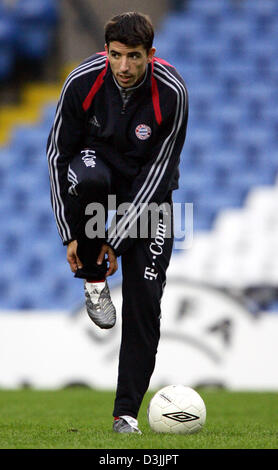 (Dpa) - Münchner Spieler Roy Makaay steht auf einem Bein, als er während einer Übung des Fußball-Bundesligisten FC Bayern München im Stadion Stamford Bridge in London, UK, 5. April 2005 seine Footies passt. Das Team bereit für die Champions League Viertel Finale Match gegen FC Chelsea auf Mittwoch, 6. April 2005. Stockfoto