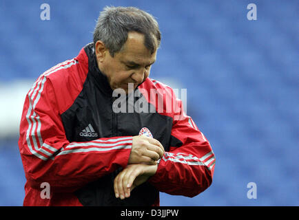 (Dpa) - Felix Magath, Trainer des Fußball-Bundesligisten FC Bayern München, sieht auf seine Uhr während einer Übung seiner Mannschaft im Stadion Stamford Bridge in London, UK, 5. April 2005. Das Team bereit für die Champions League Viertel Finale Match gegen FC Chelsea auf Mittwoch, 6. April 2005. Stockfoto