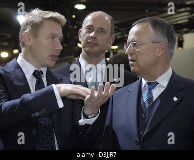 (Dpa) - Hans Eichel (R), Bundesminister der Finanzen, im Gespräch mit ehemaligen finnischen Formel-1 Pilot Mika Haekkinen (L) und der Bürgermeister von Leipzig, Wolfgang Tiefensee, auf der AMI-Auto-Messe in Leipzig, Deutschland, 2. April 2005. Die Messe läuft bis 10. April 2005. Stockfoto