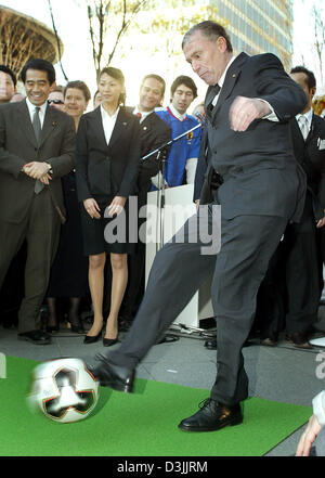 (Dpa) - German Federal President Horst Koehler (R) einen Ball zu schießen, während der Eröffnungsfeier für das Deutsch-Jahr in Tokyo, Japan, 4. April 2005. Das deutsche Staatsoberhaupt bleibt für vier Tage in Japan. Stockfoto