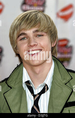 (Dpa) - US-Schauspieler Jesse McCartney lächelt, als er für den 18. kommt Nickelodeon Kids Choice Awards in Westwood, Kalifornien, USA, 2. April 2005. Stockfoto