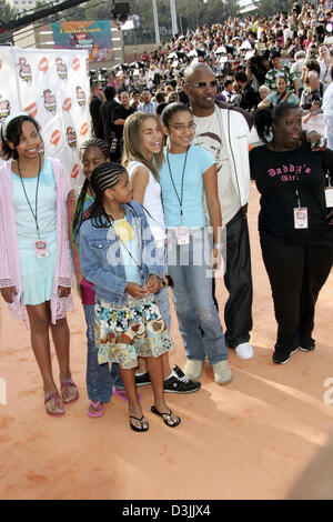 (Dpa) - US-Schauspieler Jamie Foxx (2. v. R) trägt eine Sonnenbrille und lächelt als He Posen mit seiner Familie für ein Gruppenfoto bei der Ankunft für die 18. Nickelodeon's Kids Choice Awards in Westwood, Kalifornien, USA, 2. April 2005. Stockfoto