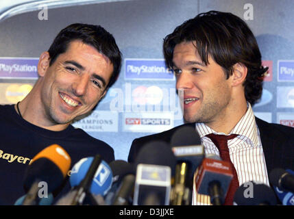 (Dpa) - mit einem Lächeln Bayern Spieler Roy Makaay (L) und Michael Ballack sitzen sie vor Gruppen von Mikrofonen während einer Pressekonferenz in London, UK, 5. April 2005. Fußball-Bundesligisten FC Bayern München gegen FC Chelsea in der Champions League Viertelfinale im Stamford Bridge Stadium in London, UK Mittwoch, 6. April 2005 spielen auf Stockfoto