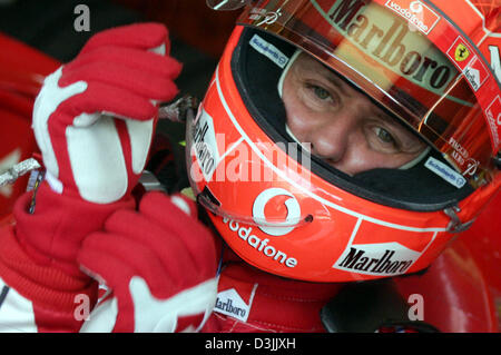 (Dpa) - deutsche Formel1 Rennfahrer Michael Schumacher (Ferrari) an der Formel1 Strecke in der Nähe von Manama, Bahrain, 2. April 2005 abgebildet. Der Grand Prix von Bahrain fand am 3. April 2005. Stockfoto