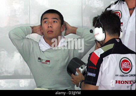 (Dpa) - steht Japanisch Formel 1 Fahrer Takuma Sato (BAR-Honda) in der Grube, nachdem er während des Grand Prix von Bahrain an der Formel1 Strecke in der Nähe von Manama, Bahrain, 3. April 2005 gestoppt. Stockfoto