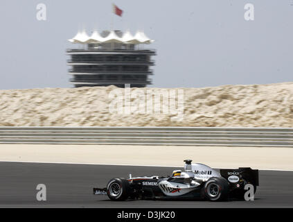 (Dpa) - spanische Formel 1 Fahrer Pedro De La Rosa (McLaren Mercedes) in Aktion bei der Formel1 verfolgen in der Nähe von Manama, Bahrain, Freitag, 1. April 2005. Der Grand Prix von Bahrain stattfinden am Sonntag, 3. April 2005. Stockfoto