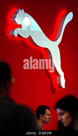 (Dpa) - Puma Inc. Logo hängt an der Wand von Puma Outlet-Store in Herzogenaurach, Deutschland, 30. März 2005. Bei der Hauptversammlung hat der deutsche Hersteller von Sportartikeln seine Ergebnisse. PUMA Inc. erwartet ein weiterer Rekord Bilanz im Jahr 2005. Stockfoto