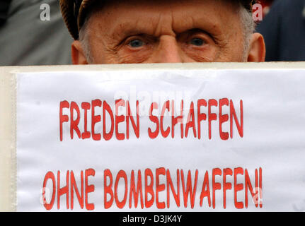 (Dpa) - eine ältere Demonstrant hält ein Zeichen, das "schließt Frieden ohne Bombe Waffen" während der Ostern März Kundgebung gegen den umstrittenen Schießplatz für Luft-Boden-Raketen in Fretzdorf, Deutschland, 27. März 2005 liest. Gegner der Schießstand haben eine traditionelle Ostern März aus Protest gegen die geplanten sogenannten Bombodroms aufgerufen. Das Gebiet, das 12.000 Hektar erstreckt, hat b Stockfoto