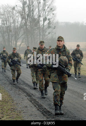 (Dpa) - eine Gruppe von Rekruten der deutschen Bundeswehr (Armee) tragen Typ G-36 Gewehre auf dem Weg zu einem Armee-Trainingsplatz in Ahlen, Deutschland, 18. März 2005. Als Bestandteil der Grundausbildung werden die Rekruten der EAKK speziell geschult steht für "Einsatzausbildung Fuer Konfliktverhuetung Und Krisenbewaeltigung" (Ausbildung für Konfliktverhütung und Lösung von kritischen Stockfoto