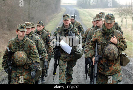 (Dpa) - eine Gruppe von Rekruten der deutschen Bundeswehr (Armee) tragen Typ G-36 Gewehre auf dem Weg zu einem Armee-Trainingsplatz in Ahlen, Deutschland, 18. März 2005. Als Bestandteil der Grundausbildung werden die Rekruten der EAKK speziell geschult steht für "Einsatzausbildung Fuer Konfliktverhuetung Und Krisenbewaeltigung" (Ausbildung für Konfliktverhütung und Lösung von kritischen Stockfoto