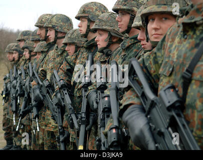 (Dpa) - eine Gruppe von Rekruten der Bundeswehr (Armee) tragen Typ G-36 Gewehre, wie sie in Formation auf eine Armee-Trainingsplatz in Ahlen, Deutschland, 18. März 2005 stehen. Als Bestandteil der Grundausbildung werden die Rekruten der EAKK speziell geschult steht für "Einsatzausbildung Fuer Konfliktverhuetung Und Krisenbewaeltigung" (training für die Vermeidung von Konflikten und Resol Stockfoto