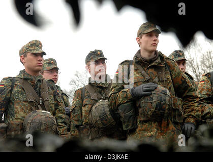 (Dpa) - Helme eine Gruppe von Rekruten der deutschen Bundeswehr (Armee) führen, da sie auf einem Armee-Trainingsplatz in Ahlen, Deutschland, 18. März 2005 stehen. Als Bestandteil der Grundausbildung werden die Rekruten der EAKK speziell geschult steht für "Einsatzausbildung Fuer Konfliktverhuetung Und Krisenbewaeltigung" (Ausbildung für Konfliktverhütung und Lösung von kritischen Situatio Stockfoto