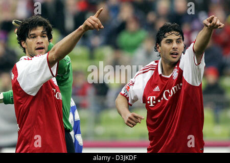 (Dpa) - im Bild Bayerns-Spieler Michael Ballack (L) und Claudio Pizarro während des Spiels zwischen FC Bayern München und FC Hansa Rostock im Olympiastadion in München, 19. März 2005. München 3: 1 gewonnen. Stockfoto