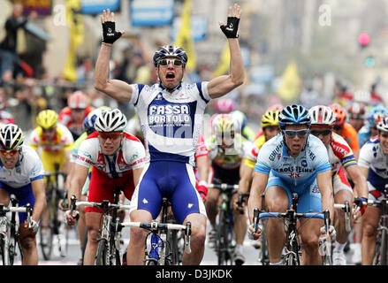 (Dpa) - Italienisch Radfahren pro Alessandro Petacchi (C) Team Fassa Bortollo, cheers und jubilates wie er die Ziellinie überquert und gewinnt die "Mailand - San Remo" Tour in San Remo, Italien, Samstag, 19. März 2005. Deutsche Radfahrer Danilo Hondo (R) des Team Gerolsteiner wurde zweiter und Norweger Thor Hushovd (L) belegte den dritten Platz. Stockfoto