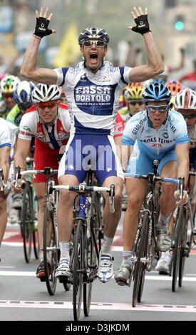 (Dpa) - Italienisch Radfahren pro Alessandro Petacchi (C) Team Fassa Bortollo, cheers und jubilates wie er die Ziellinie überquert und gewinnt die "Mailand - San Remo" Tour in San Remo, Italien, Samstag, 19. März 2005. Deutsche Radfahrer Danilo Hondo (R) des Team Gerolsteiner wurde zweiter und Norweger Thor Hushovd (L) belegte den dritten Platz. Stockfoto