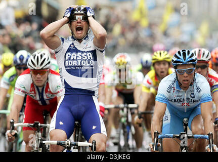 (Dpa) - Italienisch Radfahren pro Alessandro Petacchi (C) Team Fassa Bortollo, cheers und jubilates als er überquert die Ziellinie gewinnen "Mailand - San Remo" Tour in San Remo, Italien, Samstag, 19. März 2005. Deutsche Radfahrer Danilo Hondo (R) des Team Gerolsteiner wurde zweiter und Norweger Thor Hushovd (L) belegte den dritten Platz. Stockfoto