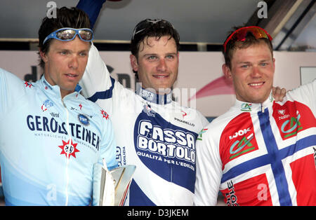 (Dpa) - Deutsch Radfahren pro Danilo Hondo (L) des Team Gerolsteiner neben italienischer Radrennfahrer Alessandro Petacchi (C) Team Fassa Bortollo und Norwegen steht Thor Hushovd Team Credit Agricole und jubeln und lachen bei der Preisverleihung der "Mailand - San Remo" Tour in San Remo, Italien, 19. März 2005. Petacchi gewann vor Hondo, der zweite nahm und Hushovd, der dritte nahm Platz. Stockfoto