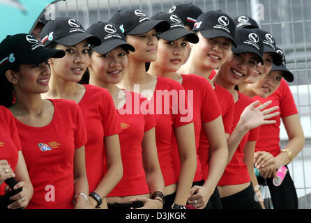 (Dpa) - Line-up einige Grid Girls auf dem malaysischen Grand Prix Circuit in Sepang, in der Nähe von Kuala Lumpur, Malaysia, 19. März 2005. Der Grand Prix von Malaysia fand am 20. März 2005. Stockfoto