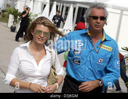 (Dpa) - Corinna Schumacher (L), Ehefrau des deutschen Formel1-Fahrer Michael Schumacher (Ferrari) und Renault Team wichtigsten italienischen Flavio Briatore zu Fuß durch das Fahrerlager auf dem malaysischen Grand Prix Circuit in Sepang, in der Nähe von Kuala Lumpur, Malaysia, 19. März 2005. Der Grand Prix von Malaysia fand am 20. März 2005. Stockfoto