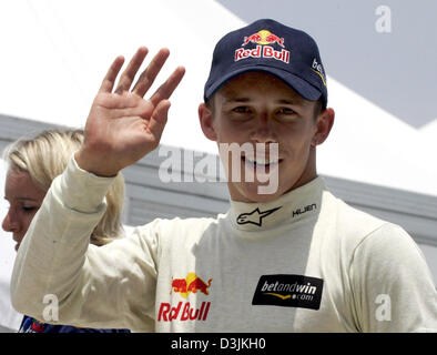 (Dpa) - Schaltung österreichische Formel 1 Fahrer Chrisian Klien (Red Bull Racing) Wellen zu Fotografen am Grand Prix von Malaysia in Sepang, in der Nähe von Kuala Lumpur, Malaysia, 19. März 2005. Klien fuhr die 10. schnellste Zeit im ersten Qualifying. Der Grand Prix von Malaysia fand am 20. März 2005. Stockfoto