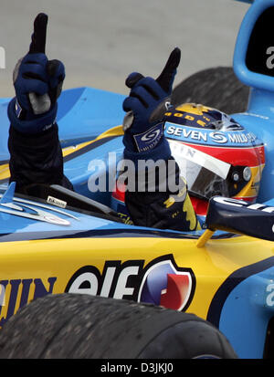 (Dpa) - Spanisch-Formel-1-Fahrer Fernando Alonso (Renault) abgebildet nach seinem Sieg beim Grand Prix von Malaysia in Sepang, in der Nähe von Kuala Lumpur, Malaysia, 20. März 2005. Stockfoto