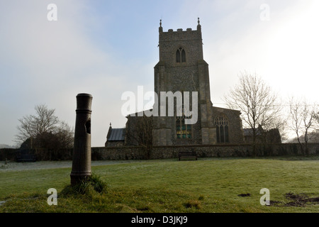 Kanonenrohr auf dem Green vor Str. Marys Kirche, Wiveton, North Norfolk, UK Stockfoto