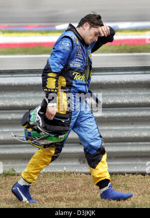 (Dpa) - italienische Formel-1-Fahrer Giancarlo Fisichella zurück zu den Gruben nach einer Kollision mit dem Australier Mark Webber (BMW-Williams) auf der Grand Prix von Malaysia in Sepang, in der Nähe von Kuala Lumpur, Malaysia, 20. März 2005 geht. Stockfoto
