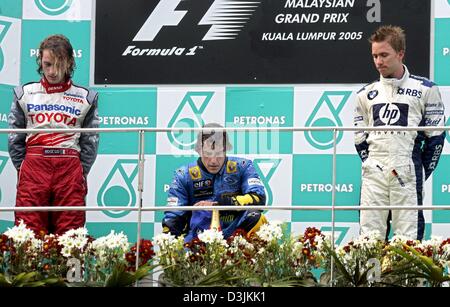 (Dpa) - italienischer Formel-1-Fahrer Jarno Trulli (Toyota), Fernando Alonso (Renault) und deutsche Nick Heidfeld (L-R, BMW-Williams) leiden unter der Hitze auf dem Podium nach dem Grand Prix von Malaysia in Sepang, in der Nähe von Kuala Lumpur, Malaysia, 20. März 2005. Alonso gewann das Rennen vor Trulli und Heidfeld. Stockfoto