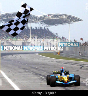(Dpa) - spanische Formel 1-Pilot Fernando Alonso (Renault) gewinnt den Grand Prix von Malaysia in Sepang, in der Nähe von Kuala Lumpur, Malaysia, 20. März 2005. Stockfoto