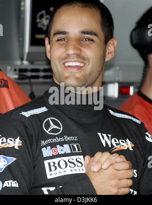 (Dpa) - lacht kolumbianische Formel Eins Fahrer Montoya von McLaren Mercedes in seiner Grube während einer Übung auf dem malaysischen Grand Prix Circuit in Sepang, in der Nähe von Kuala Lumpur, Malaysia, Freitag, 18. März 2005. Montoya fuhr die zweite schnellste Zeit. Der Grand Prix von Malaysia findet am Sonntag, 20. März 2005. Stockfoto