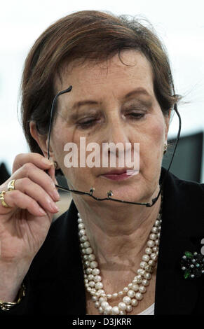 (Dpa) - Sozialdemokratische Heide Simonis, aktuellen Ministerpräsidenten der deutschen Staat des Landes Schleswig-Holstein, hat einen ernsten Blick auf ihrem Gesicht, nachdem Wahlergebnisse in Kiel, Deutschland, 17. März 2005 angekündigt worden sind. Simonis nicht wiedergewählt zu werden. In einer dramatischen Sitzung im Landtag hat der 61 Jahre alte Amtsinhaber Simonis nicht die erforderliche Mehrheit der Stimmen erhalten. Über vier w Stockfoto