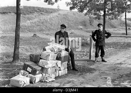 (Dpa) - Grenzpolizisten im Bild neben einem Turnpike auf die Abgrenzung Linie, die Grenze zwischen den USA und der sowjetischen Besatzungszonen in Deutschland, am 3. Oktober 1946. Stockfoto