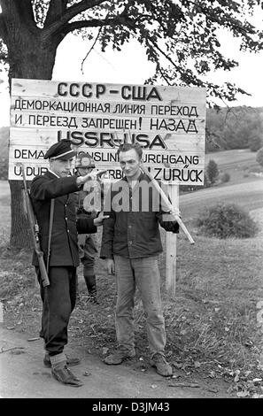 (Dpa) - Wende Grenzpolizisten einen Mann an einem Turnpike an der Demarkationslinie, die Grenze zwischen den USA und der sowjetischen Besatzungszonen in Deutschland, am 3. Oktober 1946. Stockfoto