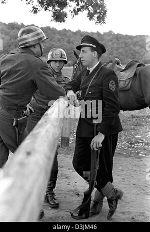 (Dpa) - Grenzpolizisten miteinander reden am Turnpike auf der Demarkationslinie, die Grenze zwischen den USA und der sowjetischen Besatzungszonen in Deutschland, am 3. Oktober 1946. Stockfoto