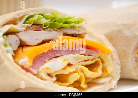 Frische und gesunde Club Sandwich Pita-Brötchen Stockfoto