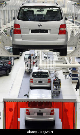 (Dpa) - Werk Volkswagen (VW) Autos auf Seilbahn Plattformen Schwimmer